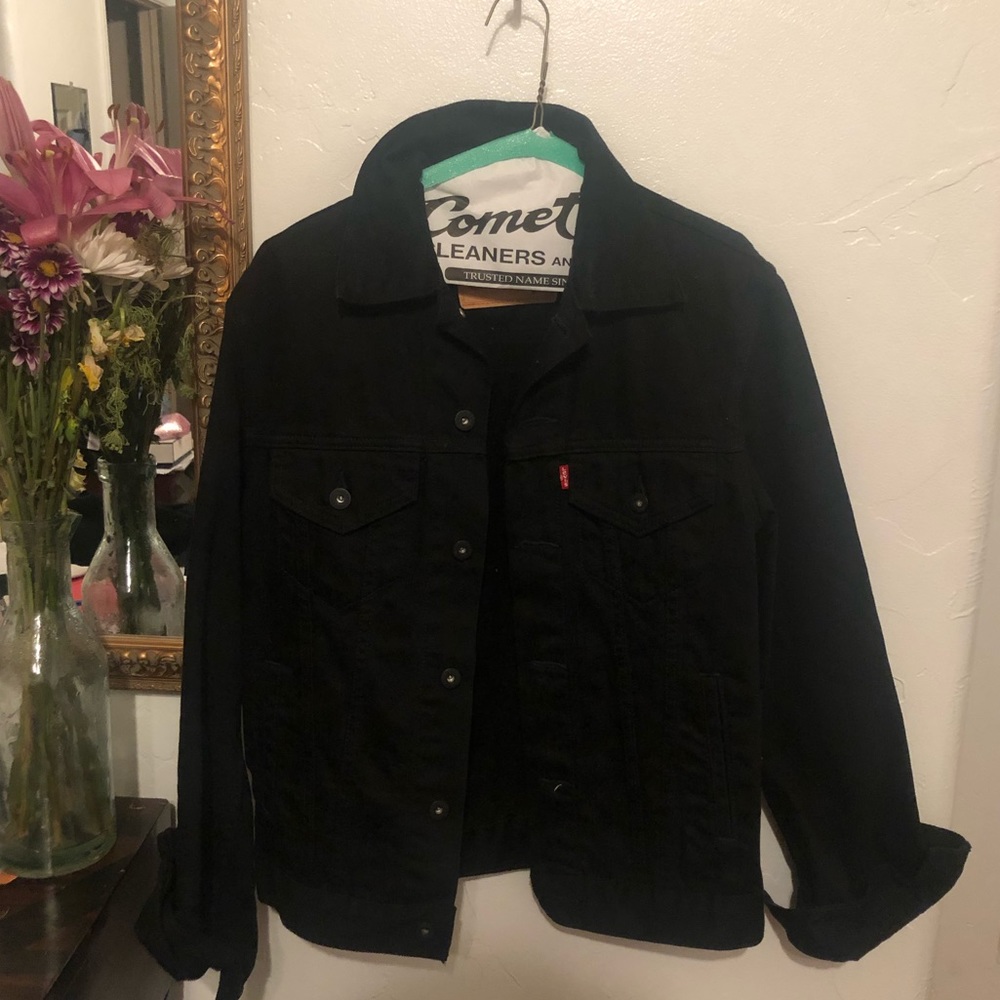 Black Levi’s denim jacket 🤩
